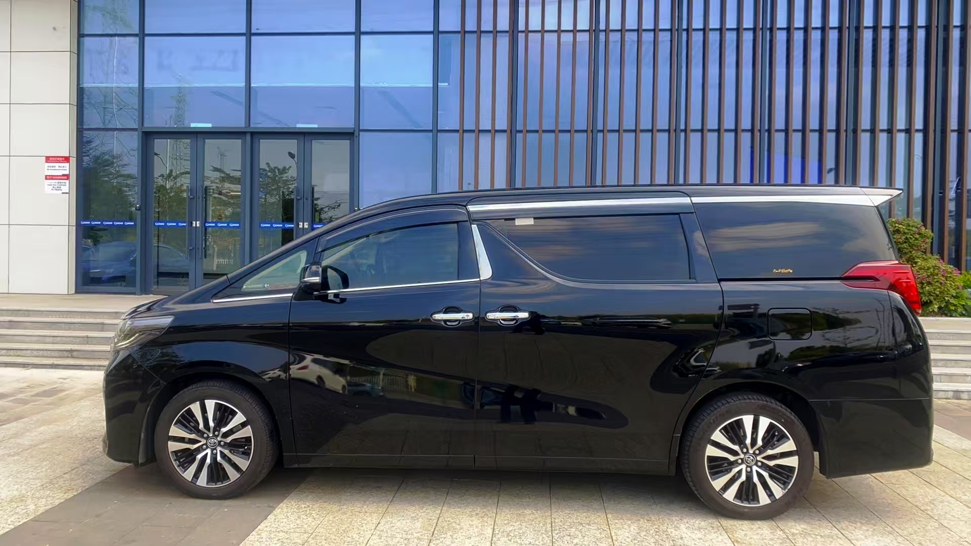 30系七座商务车丰田埃尔法