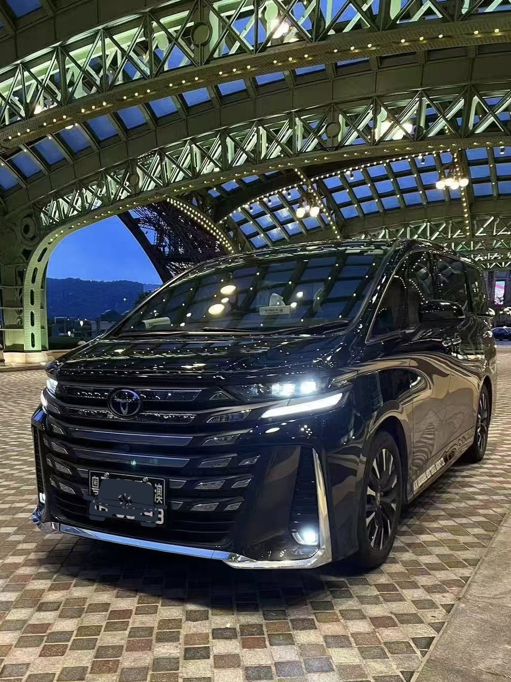新款七座商务车丰田埃尔法
